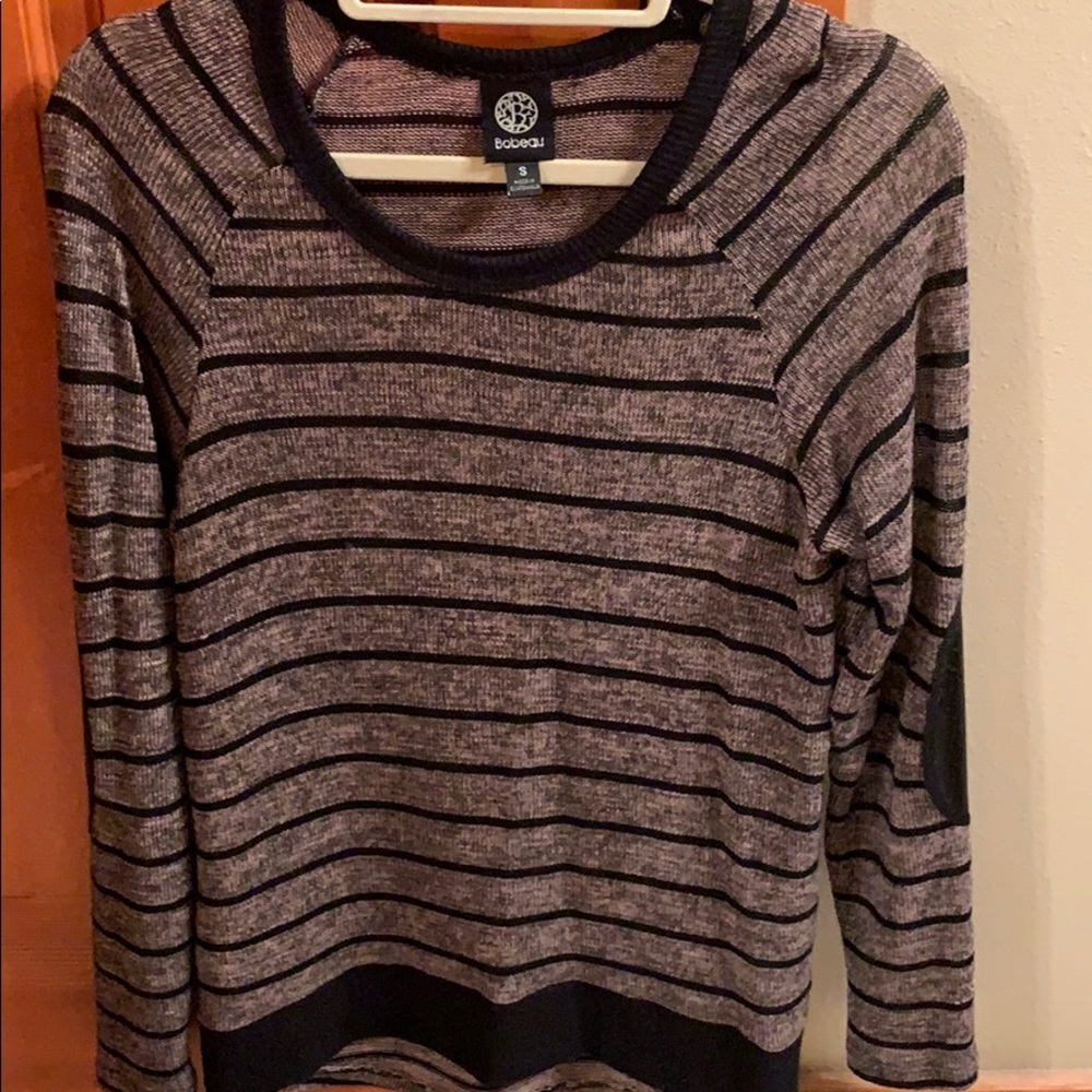 Delicate sweater with leather patches on elbows